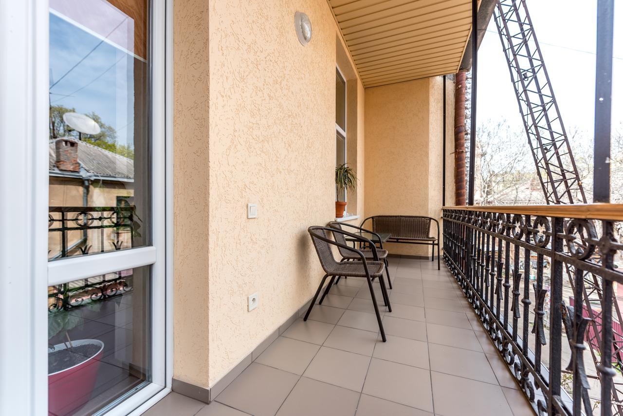 Studio Apartment In Center Of Odesa Exterior photo